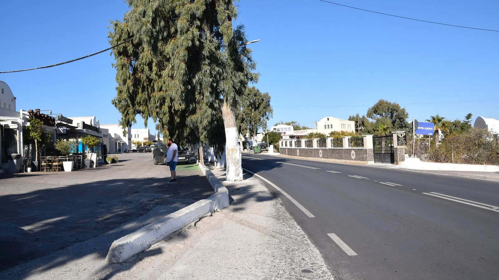 The road through Karterados between Fira and the airport