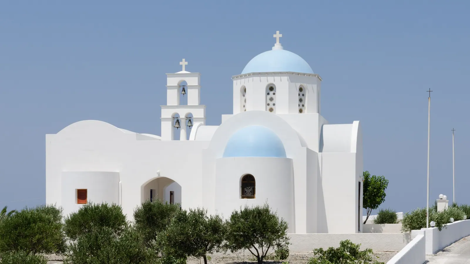 A chapel between the caldera rim and Megalochori